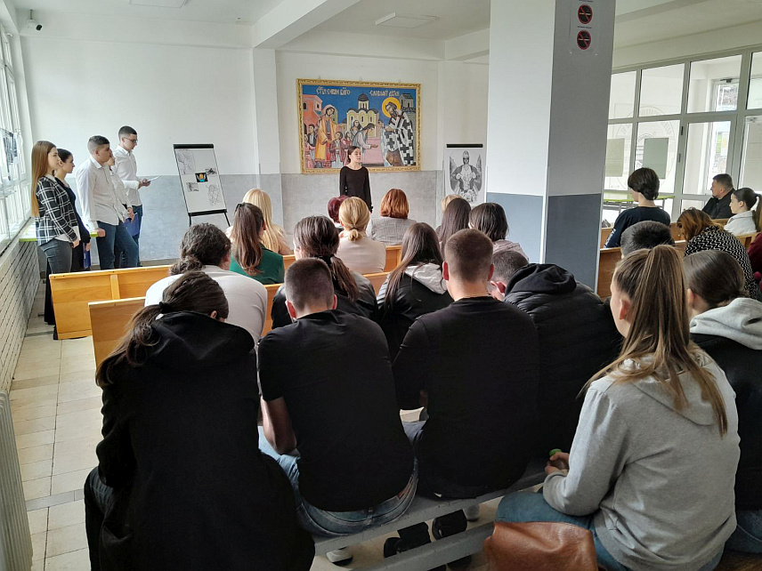 МРКОЊИЋ ГРАД, 25. АПРИЛА /СРНА/ - У Гимназији у Мркоњић Граду данас је организована манифестација "Дан сјећања" посвећена невино страдалим жртвама у концентрационом логору Јасеновац, чији је циљ да се ова трагедија никада не заборави и никада и нигдје не понови.