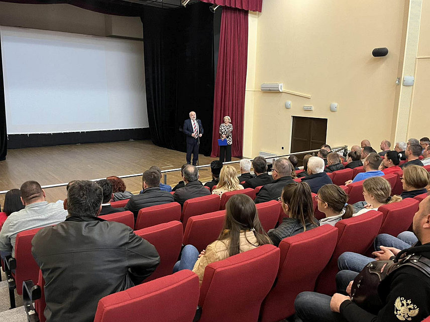 КОЗАРСКА ДУБИЦА, 25. АПРИЛА /СРНА/ - У Дому културе у Козарској Дубици вечерас је приказан филм "Свети Сава. Руска боја на српској застави", аутора Анжелике Кареткине из Москве, која је поручила да је овај филм својеврсно признање љубави према Србима