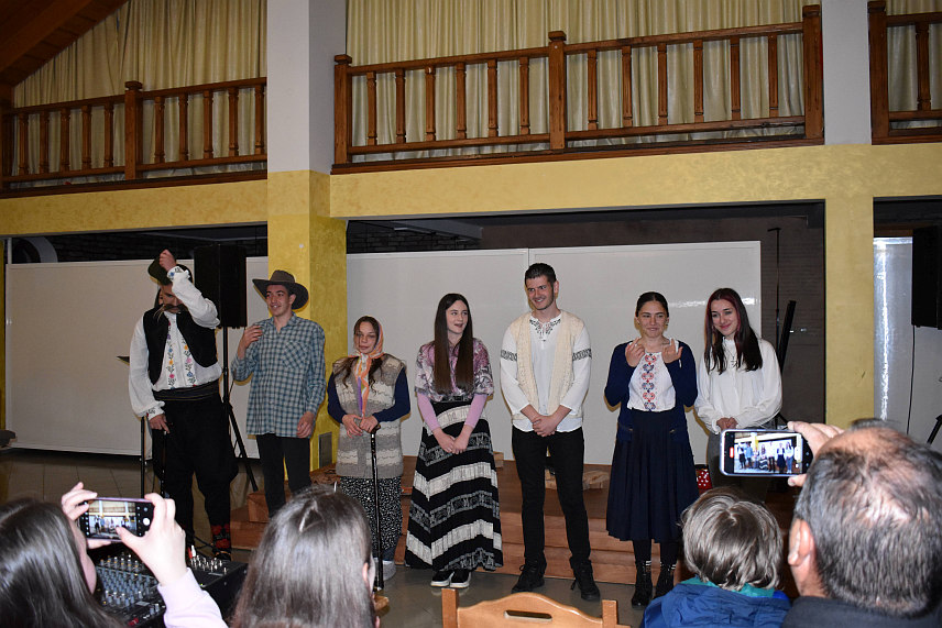 СОКОЛАЦ, 25. АПРИЛА /СРНА/ - На хуманитарној представи "Пилипенда" коју су у Парохијском дому на Сокоцу одиграли чланови драмске секције соколачког Средњошколског центра "Василије Острошки", прикупљено је 750 КМ за помоћ ученицима ове школе који немају довољно средства за одлазак на екскурзију у Грчку.