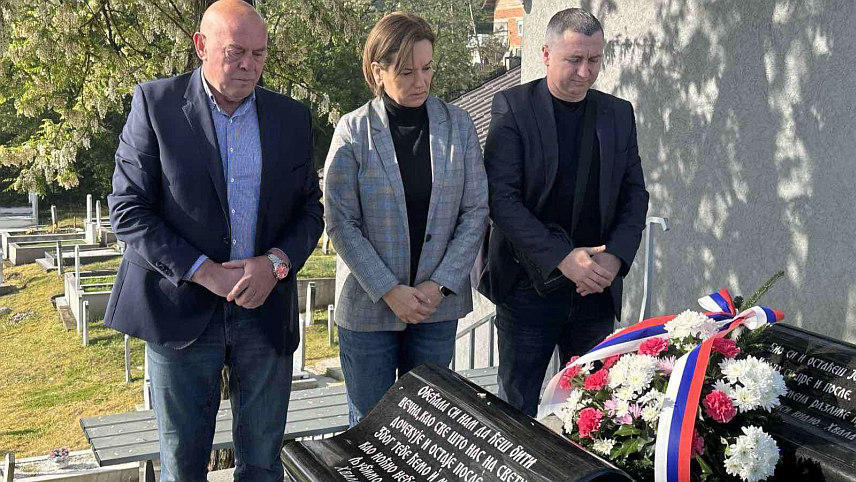 ДОБОЈ, 26. АПРИЛА /СРНА/ - Представници града Добоја положили су данас вијенце на гроб некадашњег потпредсједника СДС-а Бранислава Гарића поводом 15 година од његовог убиства.