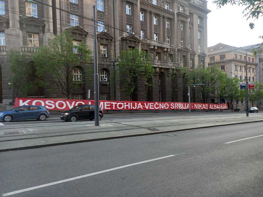 БЕОГРАД, 26. АПРИЛА /СРНА/ - Удружење породица киднапованих и убијених на Косову и Метохији је преко пута зграде Владе Србије у једној од најпрометнијих београдских саобраћајница - Немањиној улици поставило пано дуг 105 метара са јасном поруком „Косово и Метохија вечно Србија никад Албанија“.