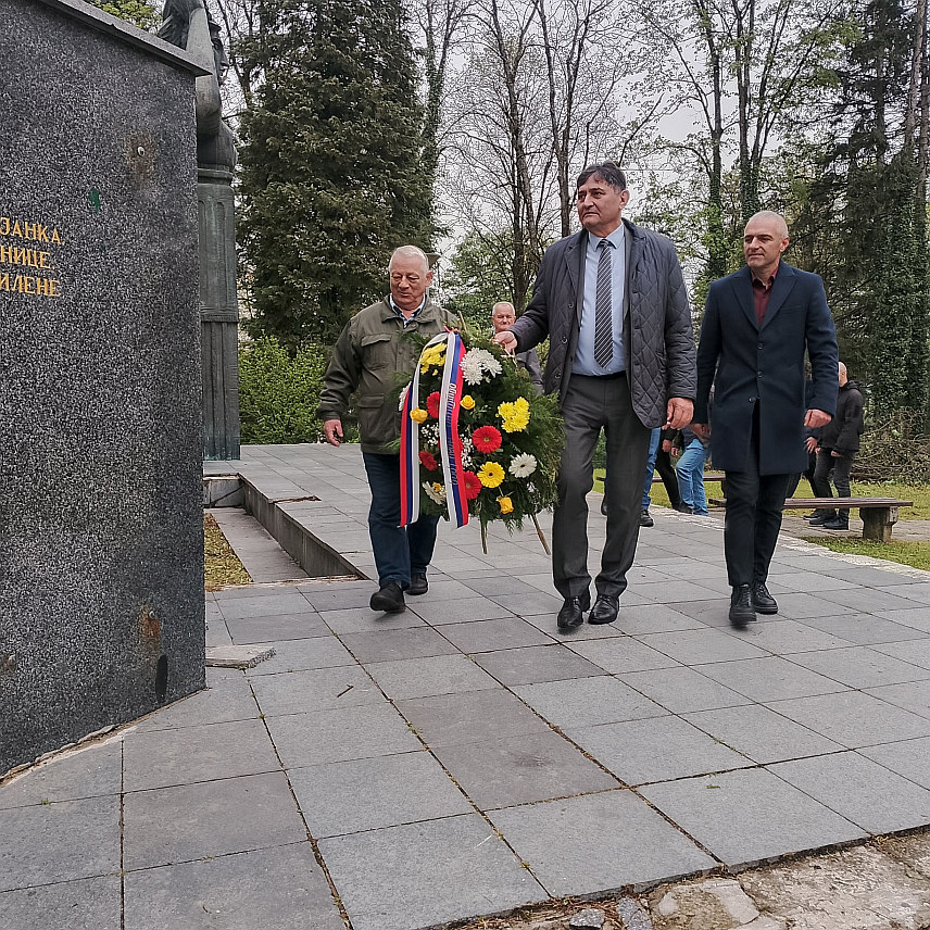 НОВИ ГРАД, 26. АПРИЛА /СРНА/ - У Новом Граду данас је обиљежен Дан ослобођења ове општине у Другом свјетском рату у којем је страдало 17 одсто од тадашњег броја грађана, те су тим поводом положени вијенци код споменика Мајка партизанска и одржан је историјски час.