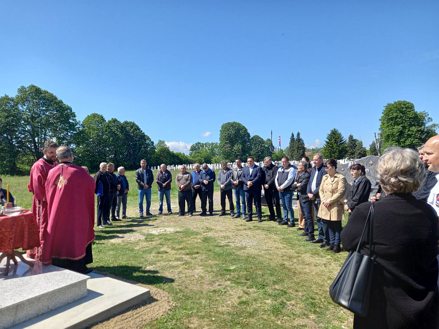 БРОД, 26. АПРИЛА /СРНА/ - На Градском гробљу у Броду данас је освештано ново спомен-обиљежје и служен помен за 88 убијених српских цивила, бораца и војника ЈНА чији су посмртни остаци ексхумирани из масовне гробнице.