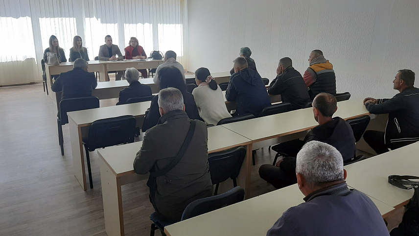 ФОЧА, 26. АПРИЛА /СРНА/ - Општина Фоча исплатила је данас, у сусрет Васкрсу, једнократне новчане помоћи од 100 КМ за 65 социјално најугроженијих становника, а у наредним данима подијелиће и 100 прехрамбених и 50 хигијенских пакета.