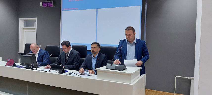 ИСТОЧНО САРАЈЕВО, 26. АПРИЛА /СРНА/ - Одборници Скупштине града Источно Сарајево усвојили су данас извјештај о раду градоначелника и Градске управе за прошлу годину.