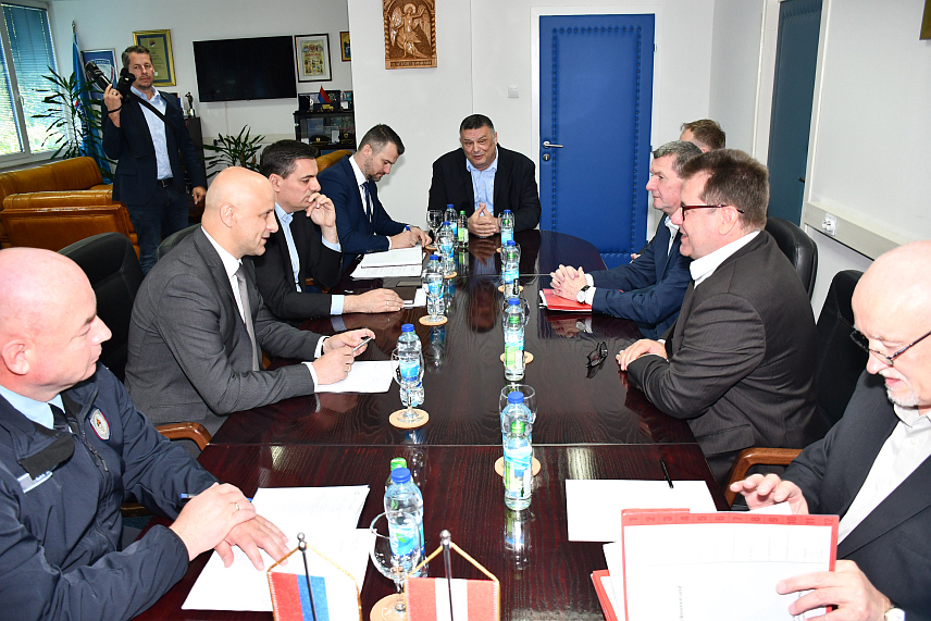 БАЊАЛУКА, 26. АПРИЛА /СРНА/ - Директори Полиције Републике Српске Синиша Кострешевић и Савезне управе полиције Аустрије Михаел Такач на састанку у Бањалуци.