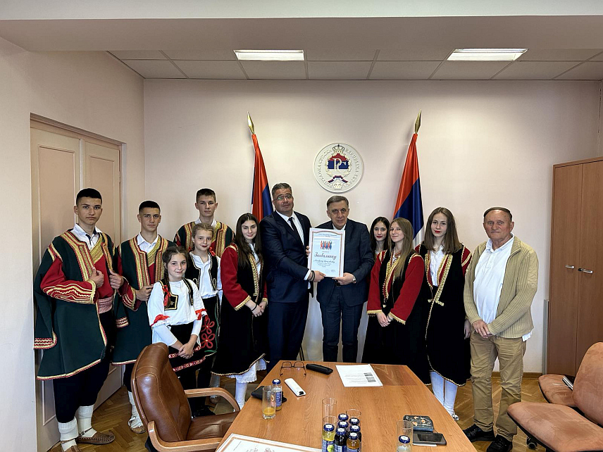 БЕОГРАД, 26. АПРИЛА /СРНА/ - Чланови Градског културно-умјетничког друштва /ГКУД/ "Владимир Гаћиновић" из Билеће посјетили су данас у Београду Представништво Републике Српске у Србији.