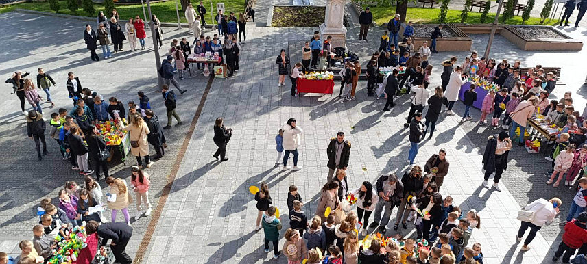 МРКОЊИЋ ГРАД, 26. ЈАНУАРА /СРНА / - Ученици и запослени Основне школе "Иван Горан Ковачић" у Мркоњић Граду данас су на Тргу краља Петра Првог Карађорђевића одржали хуманитарну продајну изложбу под слоганом "Мали људи великог срца", а прикупљена средства биће уручена породицама и дјеци којима је помоћ потребна.