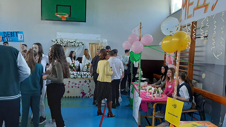 ПРЊАВОР, 26. АПРИЛА /СРНА/ - Ученици четвртих разреда Центра средњих школа /ЦСШ/ "Иво Андрић" из Прњавора из смјера економски, пословно-правни и трговачки техничари данас су на школском сајму представили 11 виртуелних предузећа која су уз подршку професора креирали у оквиру практичне наставе.