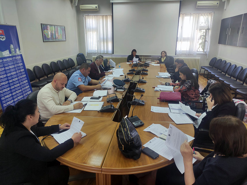 ПРИЈЕДОР, 26. АПРИЛА /СРНА/ - Група за координацију за спречавање насиља у породици града Приједора покренула је данас иницијативу за одржавање ширег састанка представника субјеката заштите од насиља у породици са представницима актива директора и стручних служби основних и средњих школа што би допринијело ширењу информација о начинима поступања у случајевима породичног и родно заснованог насиља који се тичу и дјеце школског узраста.	

