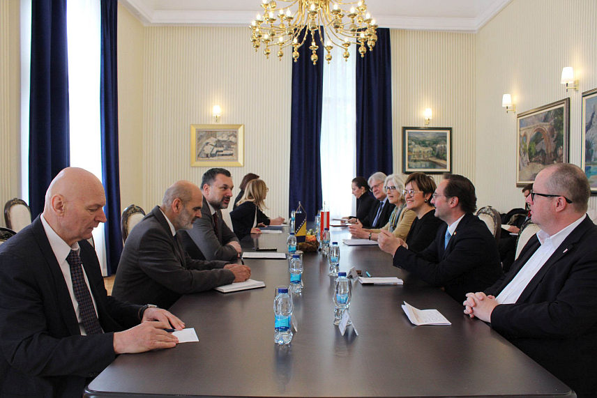 САРАЈЕВО, 26. АПРИЛА /СРНА/ - Министар иностраних послова у Савјету министара Елмедин Конаковић разговарао је данас у Сарајеву са делегацијом Групе пријатељства Савезног паралмента Аустрије о европском путу БиХ.