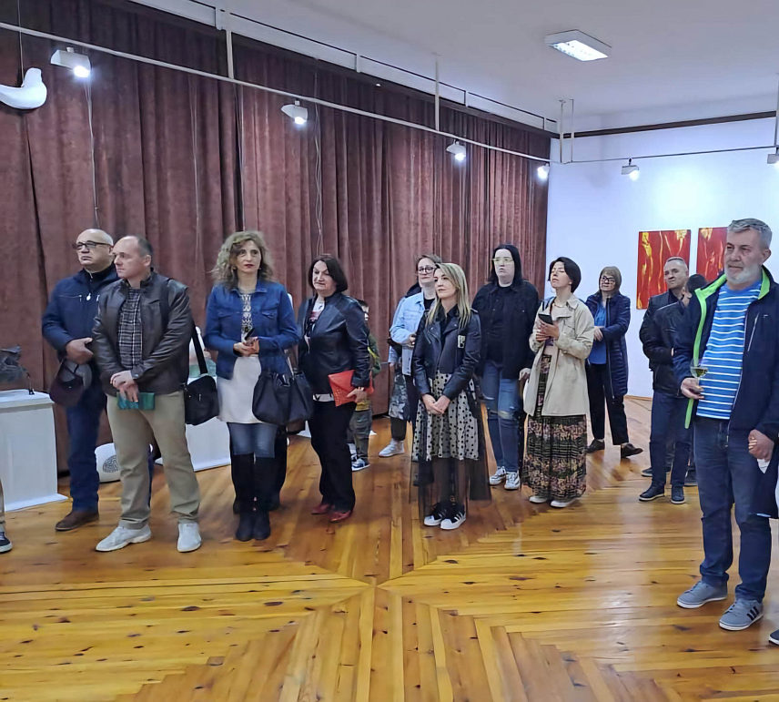 ВИШЕГРАД, 26. АПРИЛА /СРНА/ - У Градској галерији Вишеград вечерас је отворена изложба слика "Акваторија", чији је аутор академски сликар Тијана Јоксимовић.