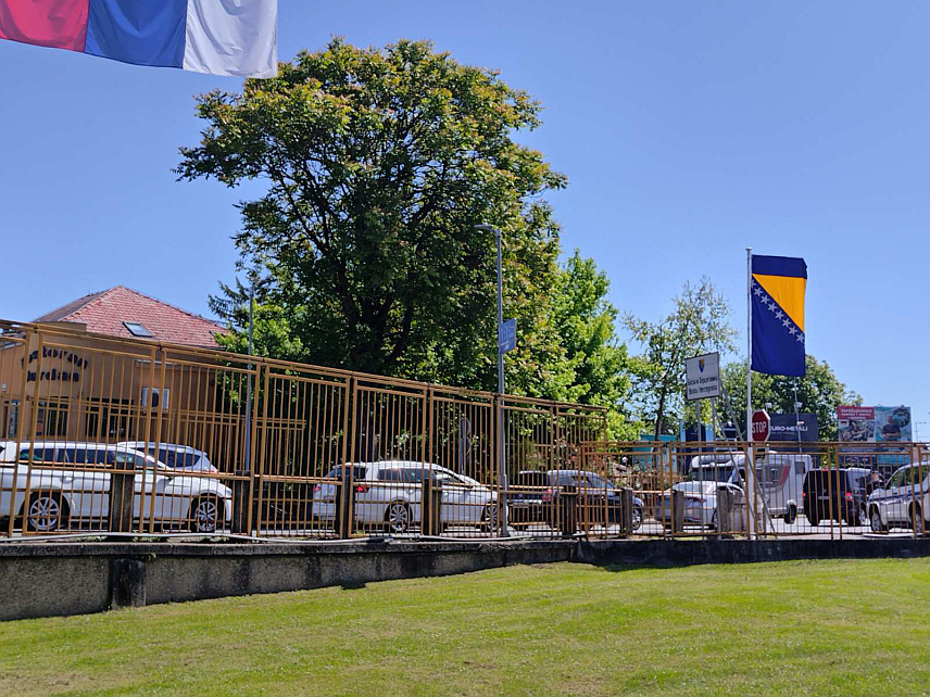 ГРАДИШКА, 27. АПРИЛА /СРНА/ - На Граничном прелазу Градишка велика је гужва на улазу у БиХ, гдје је формирана колона возила.