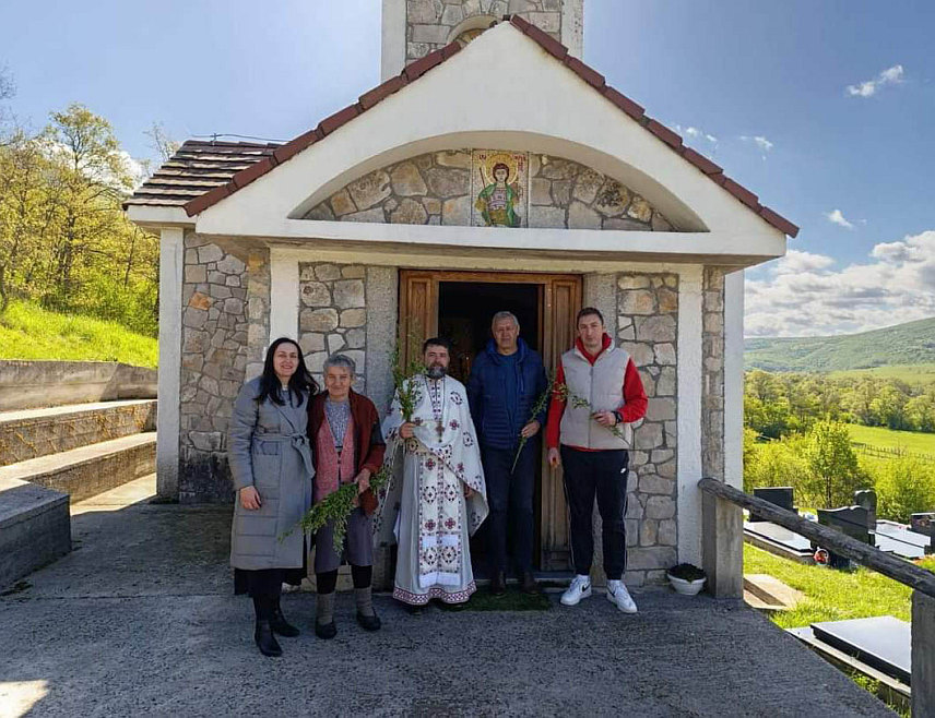 ДРВАР, 27. АПРИЛА /СРНА/ - У православним храмовима у Крајини и Далмацији данас су служене литургије поводом празника Лазарева субота - Врбица.