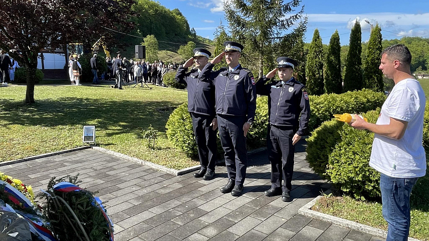 КРУПА НА УНИ, 27. АПРИЛА /СРНА/ -Обиљежавање дана 11. Крупске лаке пјешадијске бригаде почело је полагањем вијенаца и прислуживањем свијећа код спомен- обиљежја погинулим борацима а након тога обиласком спомен- собе.