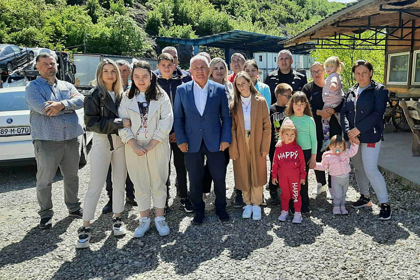 ШАМАЦ, 27. АПРИЛА /СРНА/ - Предсједник Одбора за помоћ Србима на Косову и Метохији Милорад Арлов уручио је данас на административном прелазу Јариње четворомјесечне стипендије укупне вриједности 2.800 евра за седморо српске дјеце на Космету, а средства су прикупљена захваљујући донацијама хуманих људи из Републике Српскe.