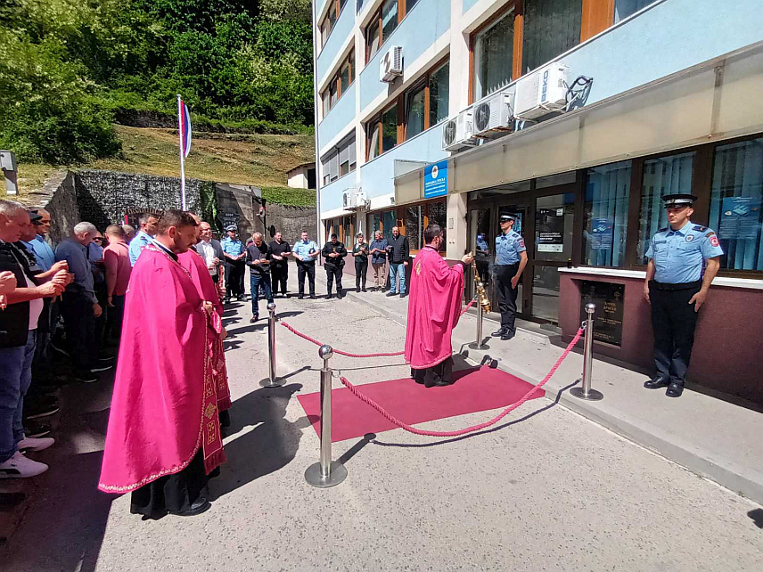 ЗВОРНИК, 27. АПРИЛА /СРНА/ - У Зворнику је данас испред Полицијске станице служен парастос и положени вијенци на мјесту убиства полицајца Драгана Ђурића /47/ у терористичком нападу прије девет година за који нико није одговарао.