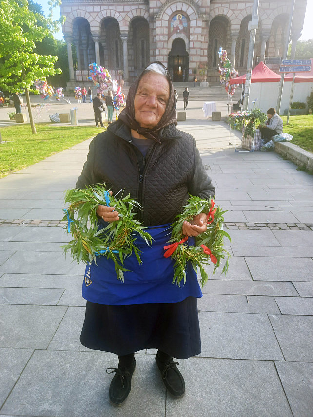 БЕОГРАД, 27. АПРИЛА /СРНА/ - Звонки дјечији гласови, прапорац звончића и радост предстојећег Васкрса испунили су данас храмове и улице Београда, а празник Лазареву суботу неки од Београђана искористили су као прилику да продајом вјенчића и врбових букета употпуне кућни буџет или да се попут осамдесетогодише Душанке Хаџић из подавалског села Рушањ "нагледају младости"