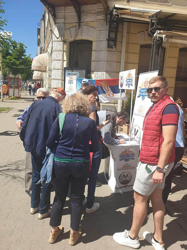 БЕОГРАД, 27. АПРИЛА /СРНА/ - У Краљеву и Крагујевцу данас је скупљено више од 300 потписа за петицију за усвајање резолуције о геноциду над српским народом у Независној Држави Хрватској /НДХ/, рекао је Срни предсједник Покрета Срба Крајишника Миле Боснић, који је покренуо петицију.