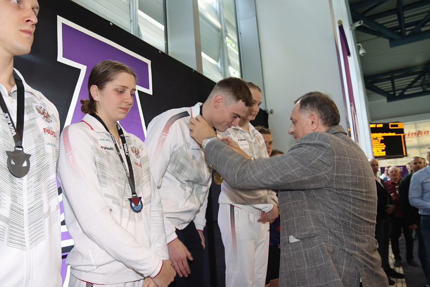 БАЊАЛУКА, 27. АПРИЛА /СРНА/ - Предсједник Републике Српске Милорад Додик отворио Међународни пливачки митинг "22. април" у Бањалуции уручио прве три медаље побједницима трке 50 метара прсно./фото Борислав Здриња/