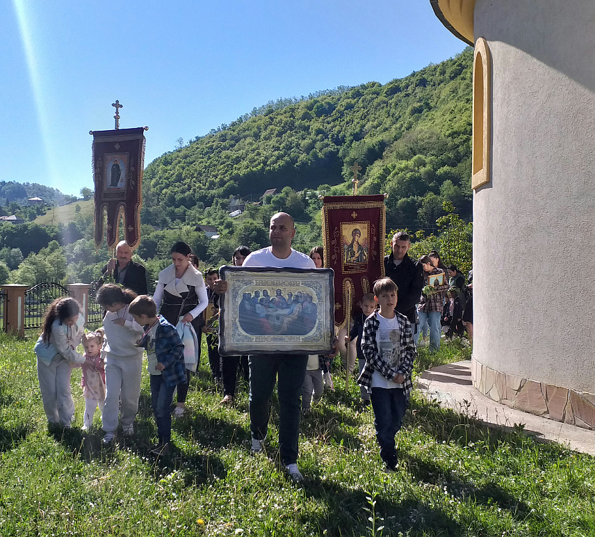 МИЛИЋИ, 28. АПРИЛА /СРНА/ - Празник Цвијети је у присуству великог броја православних вјерника прослављен у храму Светог оца Николаја у Милићима, а данас је први пут поклоњена икона и то седмочланој породици Немање и Јадранке Мимић, који су у десетогодишњем браку добили петоро дјеце, а рођење шестог очекују у јуну.