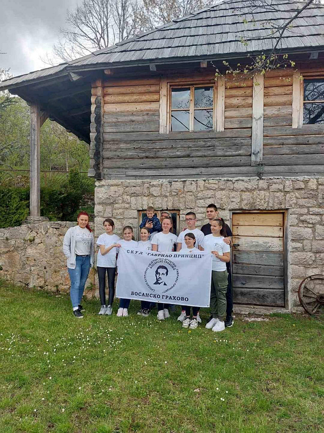 БОСАНСКО ГРАХОВО, 28. АПРИЛА /СРНА/ - Чланови Српског културно-умјетничког друштва /СКУД/ "Гаврило Принцип" из Босанског Грахова обишли су родну кућу Гаврила Принципа у селу Обљај надомак Босанског Грахова поводом 106 година од његове смрти.