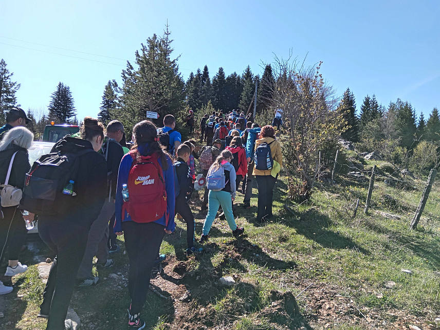 СОКОЛАЦ, 28. АПРИЛА /СРНА/ - Осми планинарски прољећни поход "Врховима Романије", стазом дугом 17 километара до највишег врха ове планине Великог Лупоглава, окупио је данас око 200 учесника из 30 планинарских друштава из Републике Српске, Федерације БиХ, Србије и Словеније.