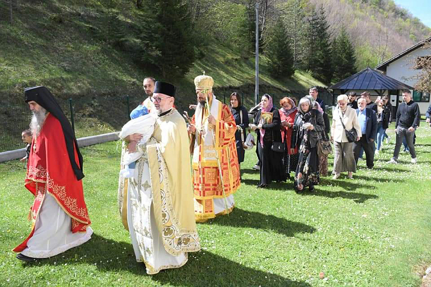 ДРВАР, 28. АПРИЛА /СРНА/ - У храмовима и манастирима широм Крајине и Далмације данас је у присуству великог броја вјерника молитвено обиљежен празник Цвијети, јавља дописник Срне.