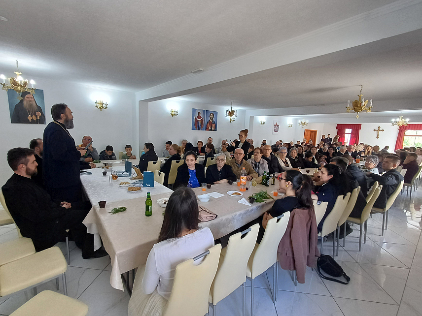 БРОД, 28. АПРИЛА /СРНА/ - У Светосавском дому у Броду данас је представљена књига "Без цркве нема спасења" протојереја ставрофора Жељка Теофиловића коју чине текстови настали као плод десетогодишњег рада на часопису Епархије зворничко-тузланске "Животворни источник".