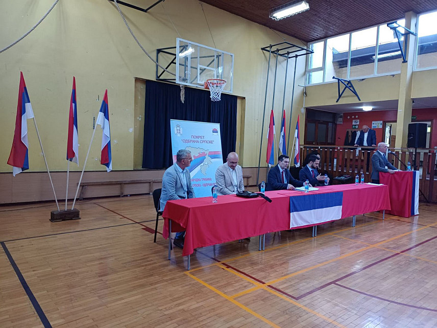 БАЊАЛУКА, 28. АПРИЛА /СРНА/ - Предсједник Покрета "Одбрана Српске" Дарко Матијашевић на трибини у Бањалуци.