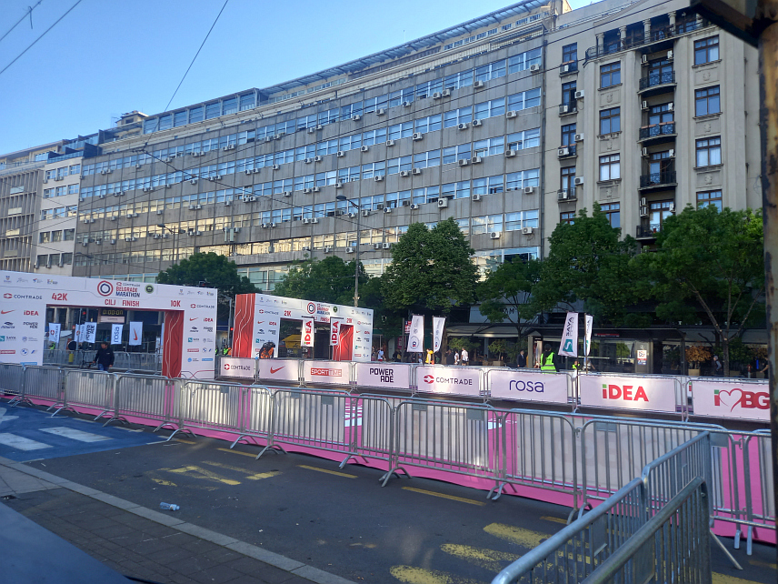 БЕОГРАД, 28. АПРИЛА /СРНА/ - Стартом маратонске трке отворен је 37. Београдски маратон који је ове године окупио више од 13.000 учесника из 72 земље свијета- финална капија.