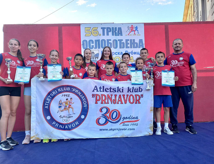 ПРЊАВОР, 28. АПРИЛА /СРНА/ - Чланови Атлетског клуба /АК/ "Прњавор" освојили су на "Трци ослобођења" у Козарској Дубици шест од укупно 12 пехара у главним тркама јуниора и сениора у обје категорије.