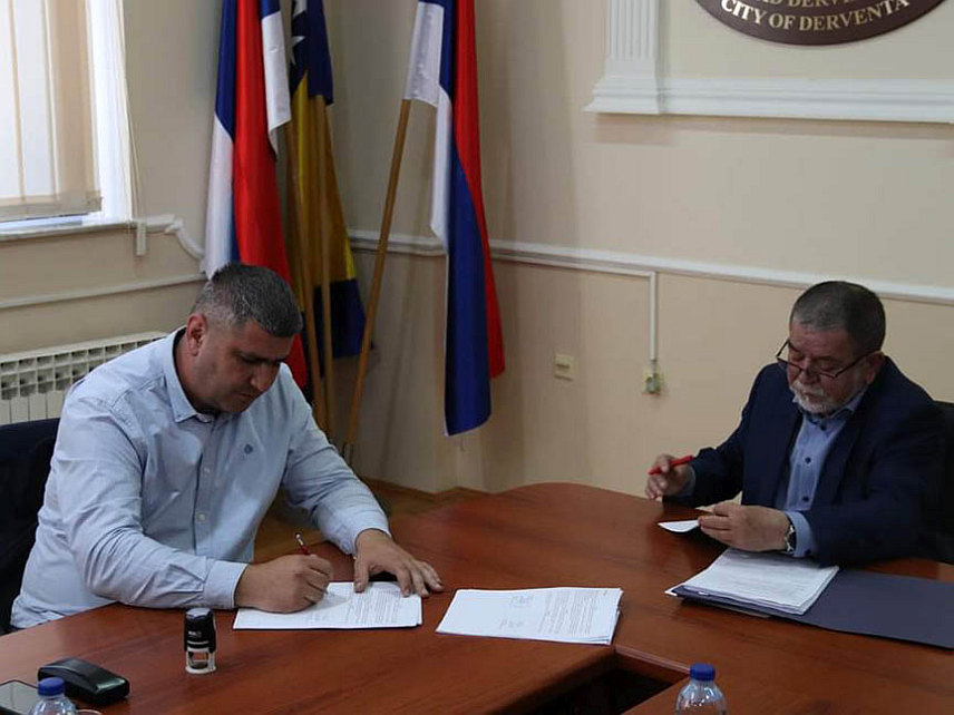 ДЕРВЕНТА, 29. АПРИЛ /СРНА/ - Градоначелник Дервенте Милорад Симић потписао је данас уговор о проширењу капацитета вртића "Трол" за нових 140 мјеста у вриједности 908.668 КМ.