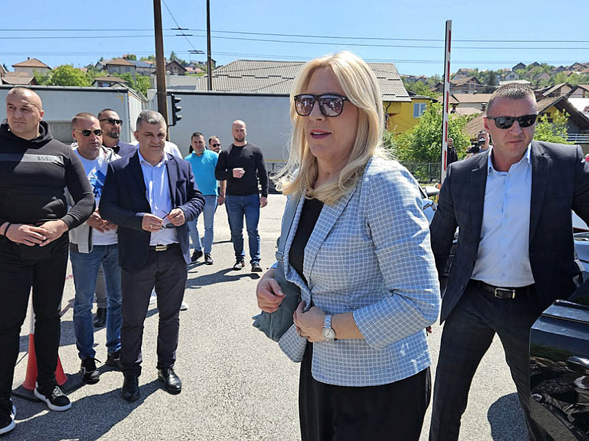 САРАЈЕВО, 29. АПРИЛА /СРНА/ - Испред Суда БиХ у Сарајеву окупио се велики број грађана и званичника како би, уочи почетка рочишта, пружили подршку предсједнику Српске Милораду Додику и вршиоцу дужности директора "Службеног гласника" Милошу Лукићу.