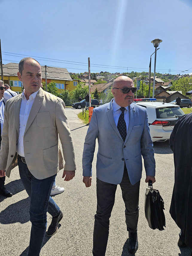 САРАЈЕВО, 29. АПРИЛА /СРНА/ - Предсједник Републике Српске Милорад Додик стигао је у Суд БиХ у Сарајеву, гдје је заказан нови претрес због непоштовања одлука Кристијана Шмита.