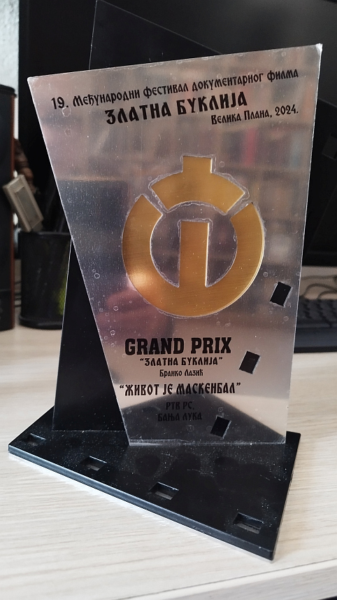 БАЊАЛУКА, 29. АПРИЛА /СРНА/ - Документарни филм РТРС-а "Живот је маскенбал" о пјеснику Душку Трифуновићу освојио је Гран-при на међународном фестивалу документарних филмова "Златна буклија" у Великој Плани у конкуренцији од 280 пријављених филмова из 133 редакције.
