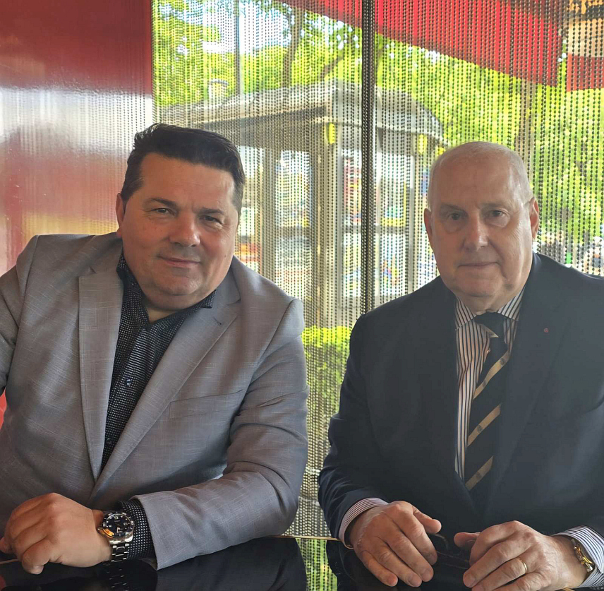 ПАРИЗ, 29. АПРИЛА /СРНА/ - Предсједник Народне скупштине Републике Српске Ненад Стевандић разговарао је у Паризу са француски пуковником у пензији Жаком Огаром о актуелној ситуацији на Балкану и напетостима изазваним упућивањем резолуције о Сребреници у Генералну скупштину УН.