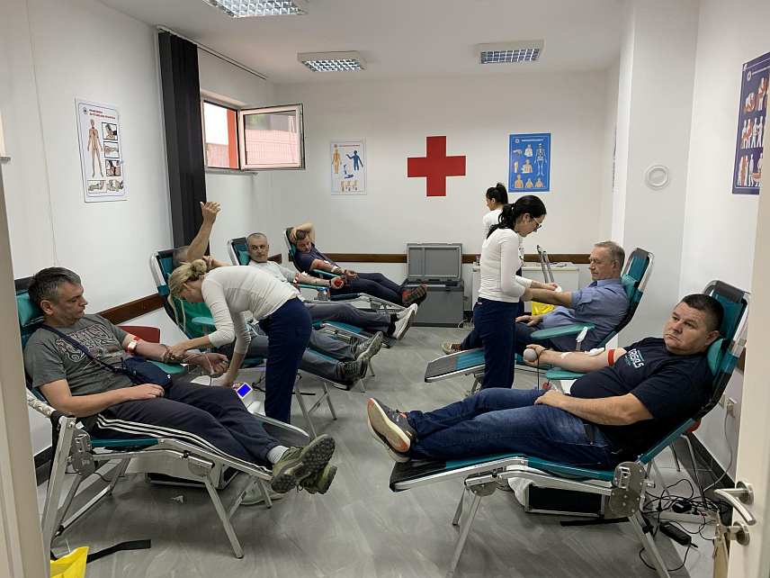 ПРЊАВОР, 29. АПРИЛА /СРНА/ - У Прњавору су данас у акцији добровољног даривања крви прикупљено 103 дозе ове драгоцјене течности, а овом приликом су вишеструким даваоцима уручене захвалнице за исказану хуманост.