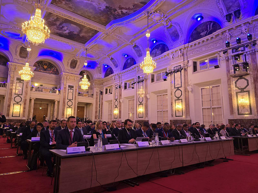 БЕЧ, 29. АПРИЛА /СРНА/ - Замјеник министра одбране у Савјету министара Александар Гогановић учествовао је на међународној конференцији "Аутономни системи оружја и изазов регулације" у Бечу.