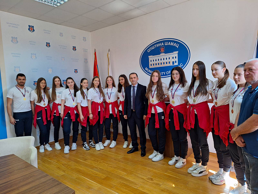 ШАМАЦ, 29. АПРИЛА /СРНА/ - Руководство општине Шамац приредило је вечерас пријем за првакиње Републике Српске у одбојци у категорији пионира, чланице Женског одбојкашког клуба "Црвена звијезда" из Обудовца.