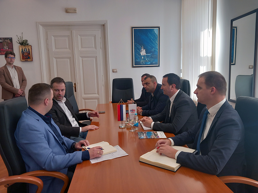 TРЕБИЊЕ, 2.АПРИЛА /СРНА/ - Градоначелник Tребиња Мирко Ћурић разговарао је данас са директором Агенције за безбједност саобраћаја Републике Српске Младеном Петровићем о безбједности у саобраћају и подизању свијести грађана о томе.