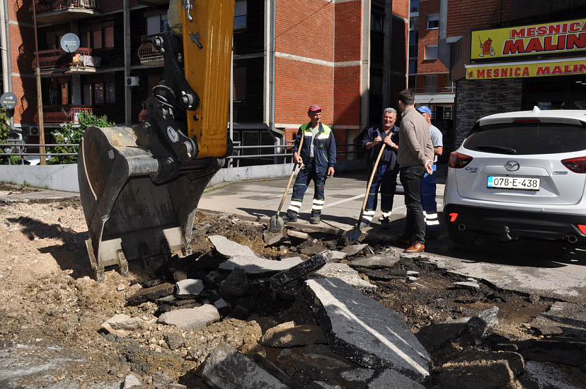 ПРИЈЕДОР, 2. АПРИЛА /СРНА/ - Градоначелник Приједора Слободан Јавор озваничио је данас почетак реконструкције Улице Мухарема Суљановића, за шта је из буџета града обезбијеђено милион КМ.  