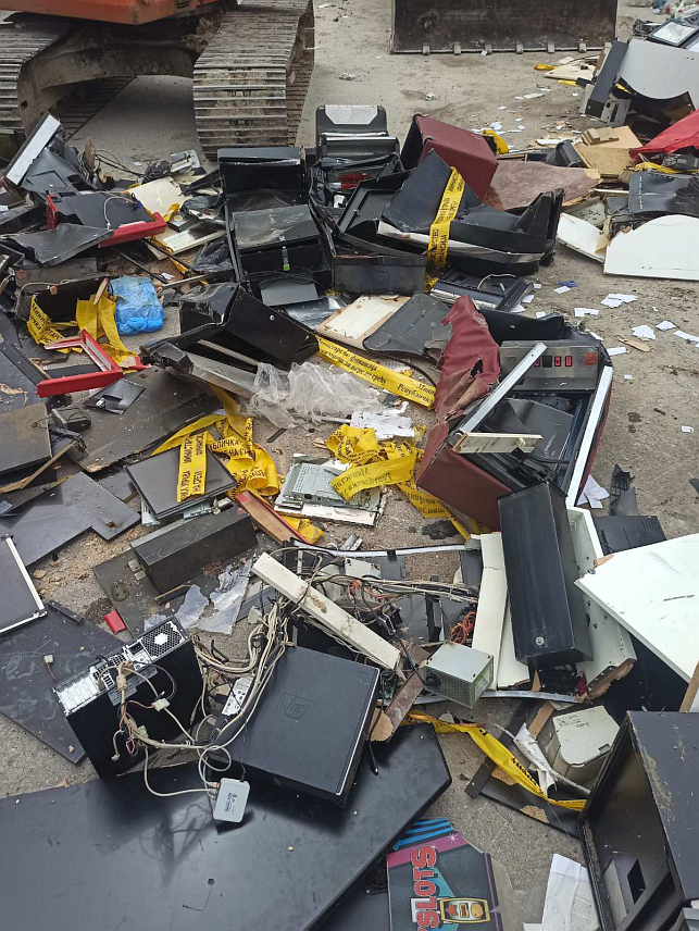 БАЊАЛУКА, 2. АПРИЛА /СРНА/ - Комисија за спровођење поступка за уништавање одузетих предмета Републичке управе за игре на срећу уништила је укупно 43 предмета кориштена за нелегално приређивање игара на срећу.