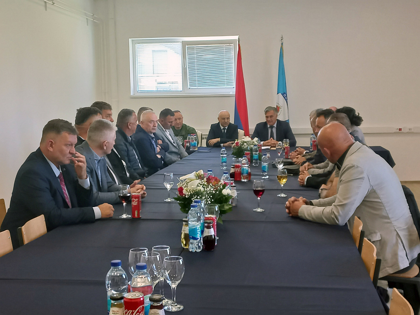 БАЊАЛУКА, 2. АПРИЛА /СРНА/ - Министар унутрашњих послова Републике Српске Синиша Каран са пензионисаним припадницима ресорног министарства.