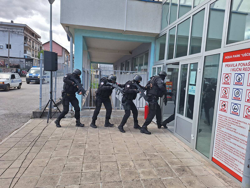 ФОЧА, 2. АПРИЛА /СРНА/ - Јединица жандармерије Полицијске управе Фоча је, у оквиру обиљежавања Дана полиције, успјешно извела тактичко-показну вјежбу и показала висок степен обучености и спремности да дјелује у кризним ситуацијама, а полиција је уједно упознала грађане о опреми коју користи за обављање најтежих задатака. 