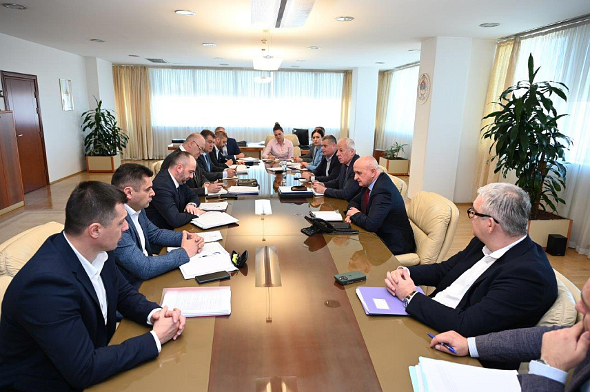 БАЊАЛУКА, 2. АПРИЛА /СРНА/ - Министар енергетике и рударства Републике Српске Петар Ђокић, представници Управе матичног предузећа "Електропривреда Српске", Рудника и термоелектране /РиТЕ/ "Угљевик" и компаније "Комсар" на данашњем састанку у Бањалуци.