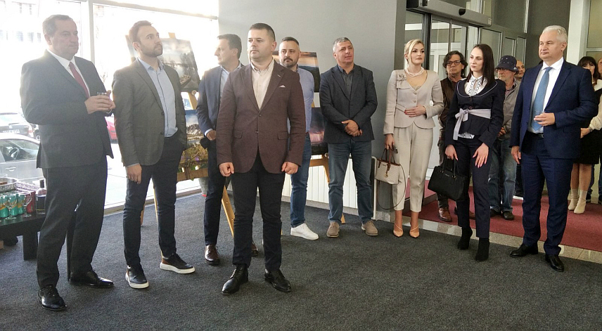 ИСТОЧНО САРАЈЕВО, 2. АПРИЛА /СРНА/ - У Источном Сарајеву данас је отворена изложба 40 фотографија са конкурса "Фотографијом кроз Српску - 2023" коју су реализовали Туристичка организација Републике Српске уз подршку Министарства трговине и туризма Републике Српске.