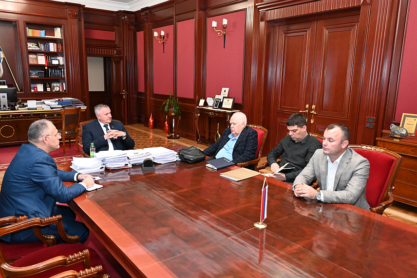 БАЊАЛУКА, 2. АПРИЛА /СРНА/ - Премијер Републике Српске Радован Вишковић разговарао је данас са власником и директором компаније "Малбекс" /Malbex WBI/ из Београда Миланом Бјелићем и начелником општине Сребреница Младеном Грујичићем о могућностима инвестирања ове компаније на подручју Сребренице.