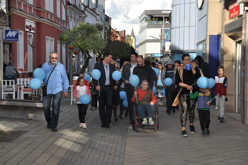 ПРИЈЕДОР, 2. АПРИЛА /СРНА/ - Поводом Свјетског дана свјесности о аутизму у Приједору је организована шетња градским шеталиштем чиме је јавности још једном показано да је та локална заједница упозната и пријатељски расположена према овој популацији.