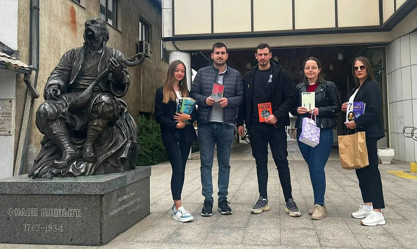 БИЈЕЉИНА, 2. АПРИЛА /СРНА/ - Млади Народне партије Српске /НПС/ донирали су данас дјечију литературу Народној бибилиотеци "Филип Вишњић" у Бијељини поводом Међународног дана дјечије књиге, 2. априла.